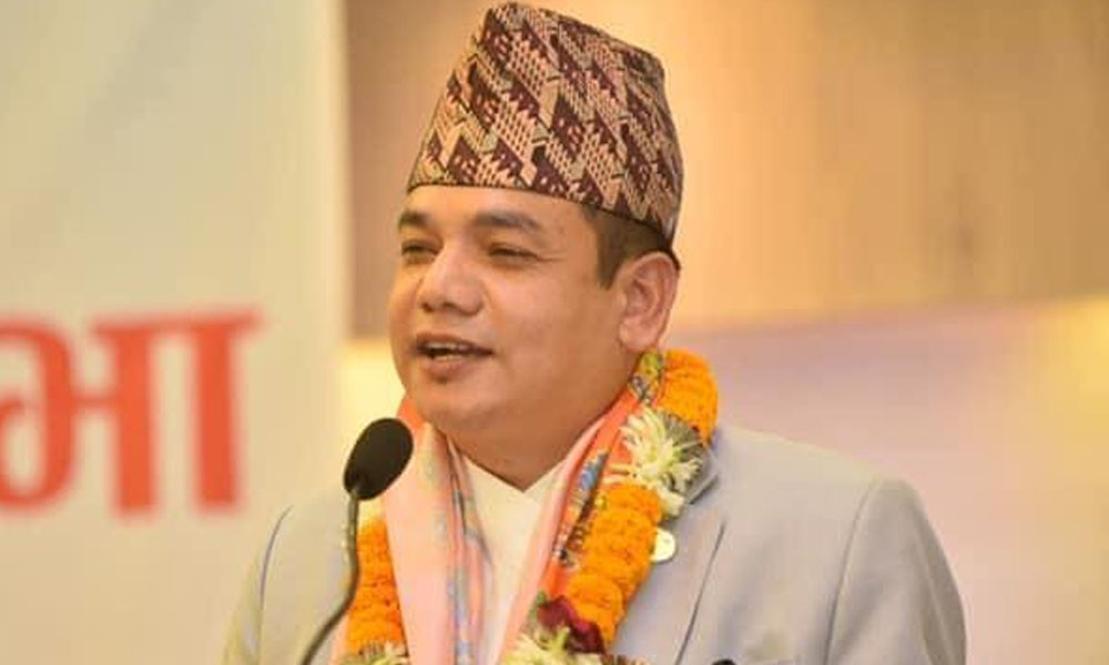 एमाले उम्मेदवार मैनालीले स्थानीयलाई बाँडे पैसा, आयोगले सोध्यो प्रस्टीकरण