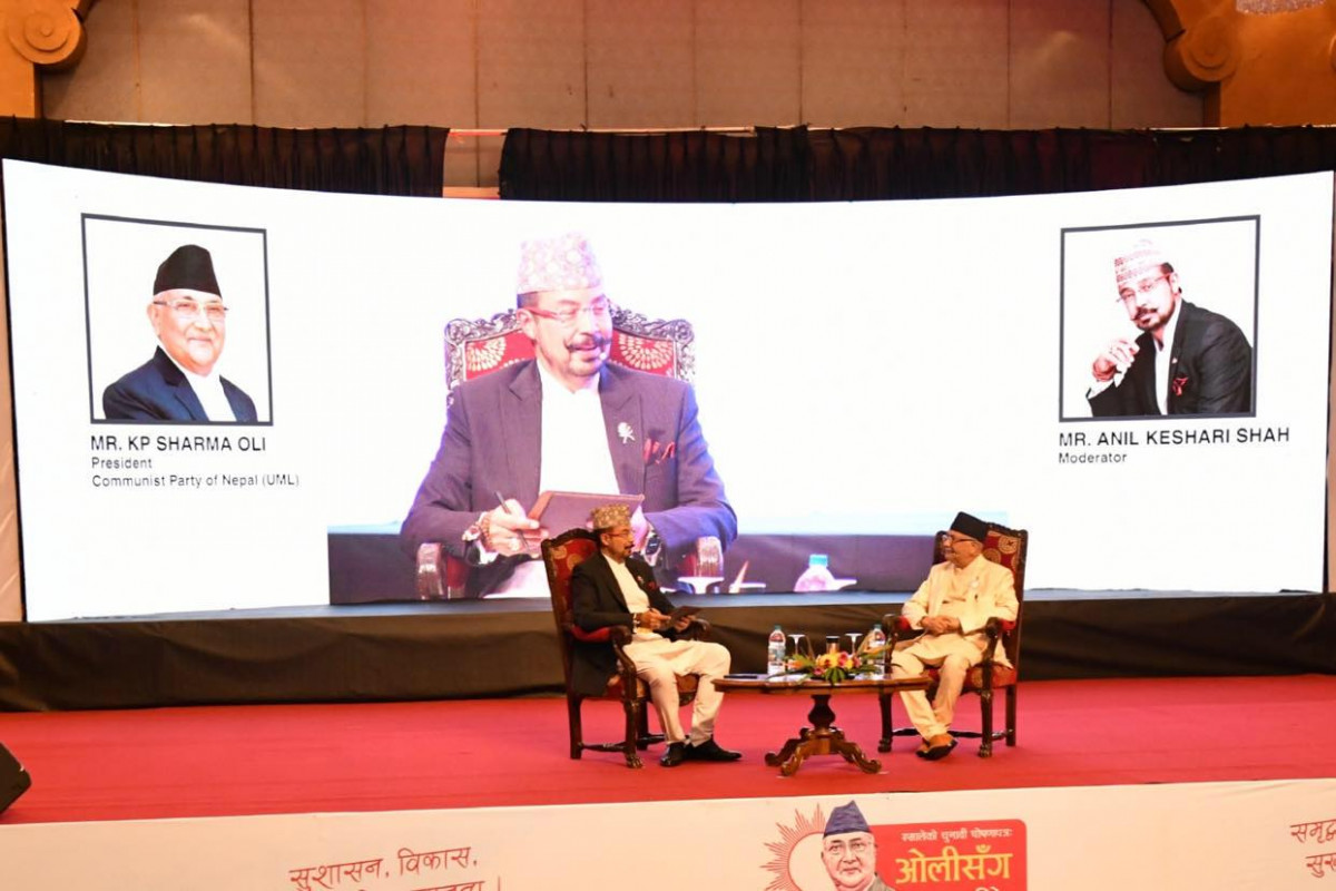 पाँच तारे होटलमा ओलीको तमासा, सुन्दरीलाई माइक्रोफोन, करोडपति बैंकरलाई कुर्सी