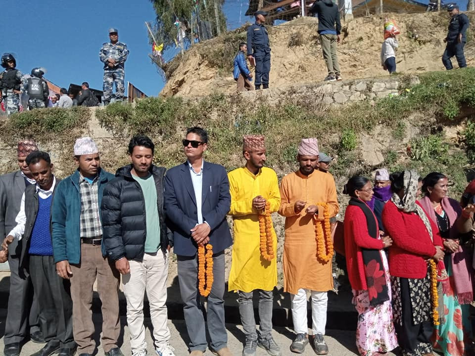 देउवालाई हराउँछु भन्ने सागर ढकाल प्रधानमन्त्रीलाई स्वागत गर्न बसे लाइनमा