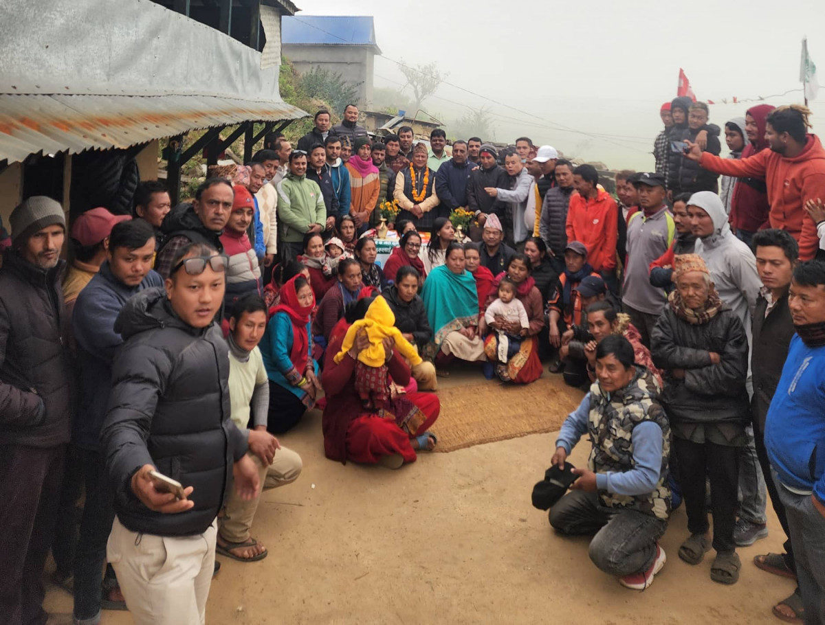 एमाले उम्मेदवार चेतनाथ सञ्जेलका भतिजसहित १० जना कांग्रेस प्रवेश, मीनकृष्णले गरे स्वागत