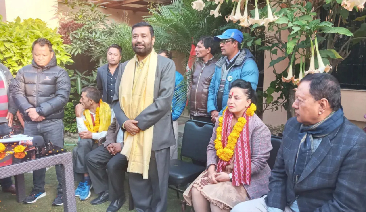 राप्रपाकी केन्द्रीय सदस्य सहित १५० जना कांग्रेसमा प्रवेश, एमालेको होस् उड्यो! 