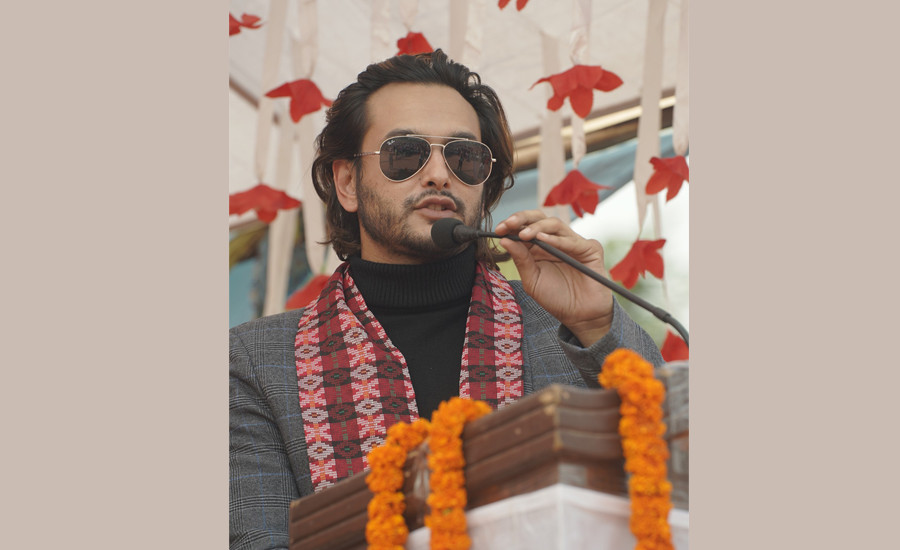 प्रदीप खड्काले नवलपरासी पुगेर विनोद चौधरीलाई मागे भोट 