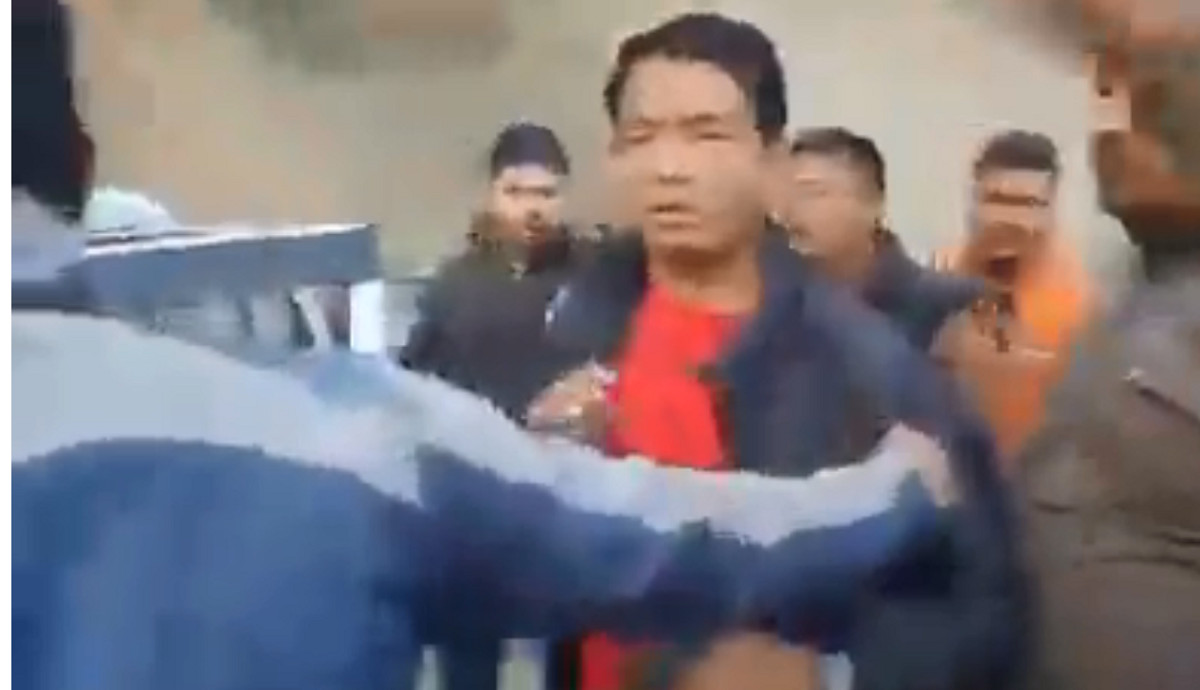 मोहन बस्नेतको क्षेत्रमा पैसा बाँड्दै गर्दा एमाले उम्मेदवारका छोरा रंगेहात पक्राउ [भिडियो]