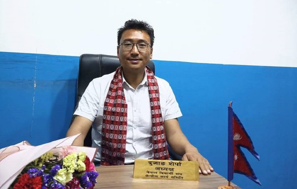 दुजाङ शेर्पालाई पदमुक्त गर्न माग गर्दै नेविसंघका कार्यकर्ता सानेपामा अनसन बस्ने 