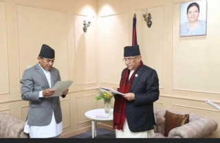योजना आयोगको उपाध्यक्ष बने श्रेष्ठ, प्रचण्डले खुवाए सपथ 