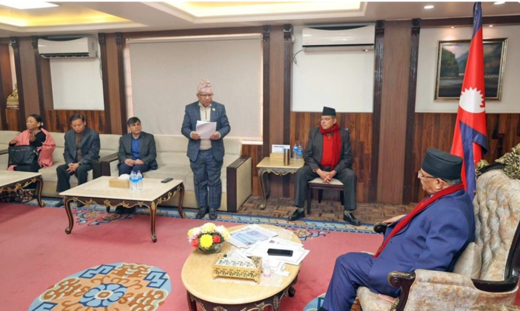 प्रचण्डलाई ज्ञापनपत्र बुझाउँदै माधव नेपालले भने– बाँच्न धौधौ भयो !