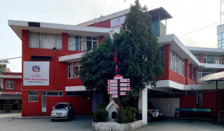 रवि चोख्याउने सरकारी अड्डामा पाँच लाख लिँदै तिब्बतीयनलाई नागरिकता दिँदै