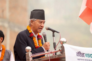 एयरपोर्टमै उद्योगीव्यवसायीले घेरेपछि देउवा अक्क न बक्क
