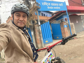 रास्वपा पार्टी कार्यालयमा साइकललाई प्रवेश निषेध, पुष्कर शाहले खोलिदिए डीपीको मुखुण्डो