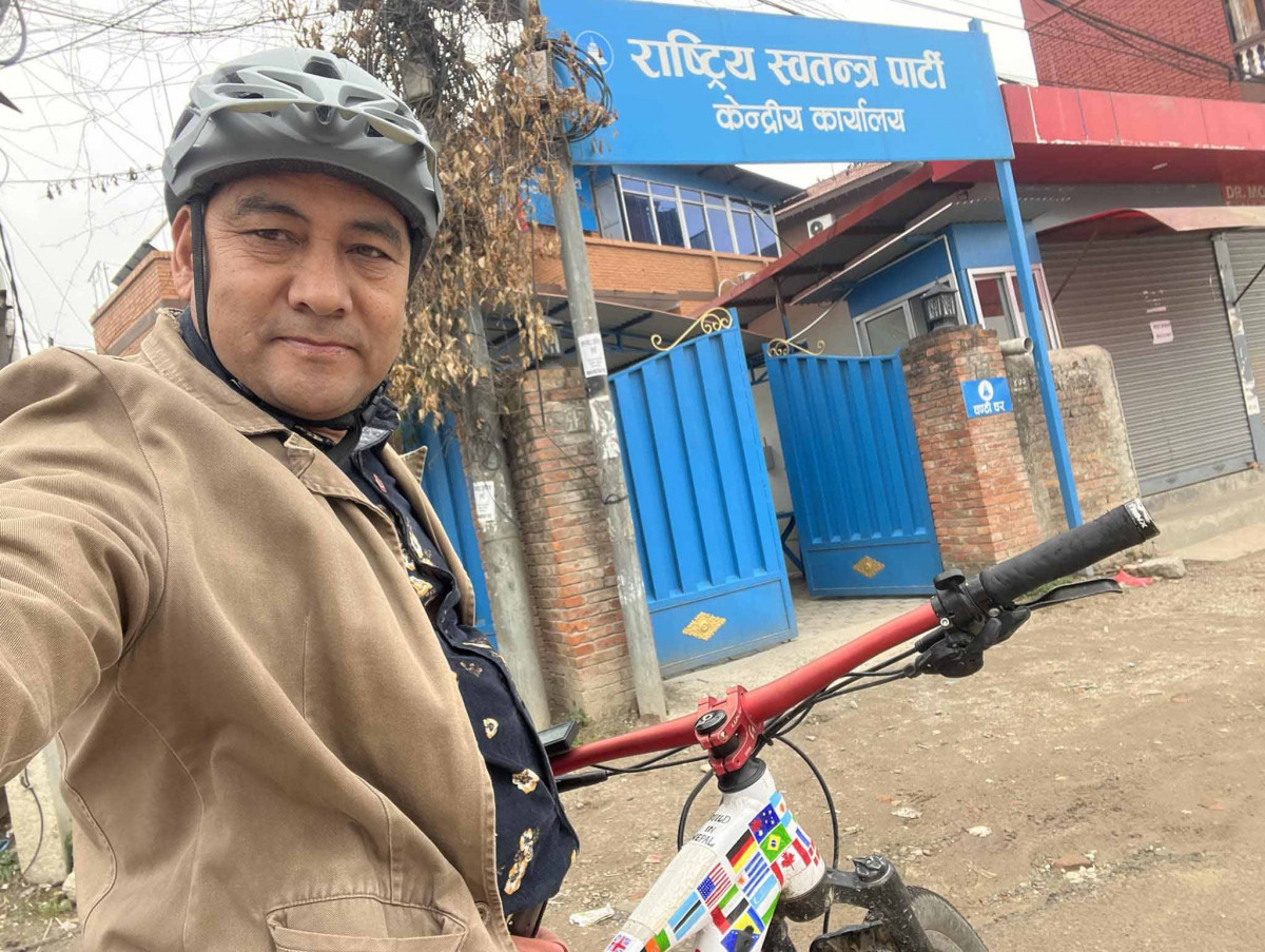 रास्वपा पार्टी कार्यालयमा साइकललाई प्रवेश निषेध, पुष्कर शाहले खोलिदिए डीपीको मुखुण्डो