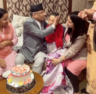 अचेत अवस्थाकी श्रीमती सीतासँग प्रचण्डको म्यारिज एनिभर्सरी सेलिब्रेसन