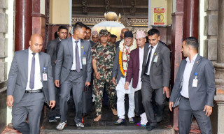 प्रचण्डले पशुपतिनाथमा दर्शन गरेपछि हिन्दु राष्ट्र बन्ने हल्ला, राजावादी खुस