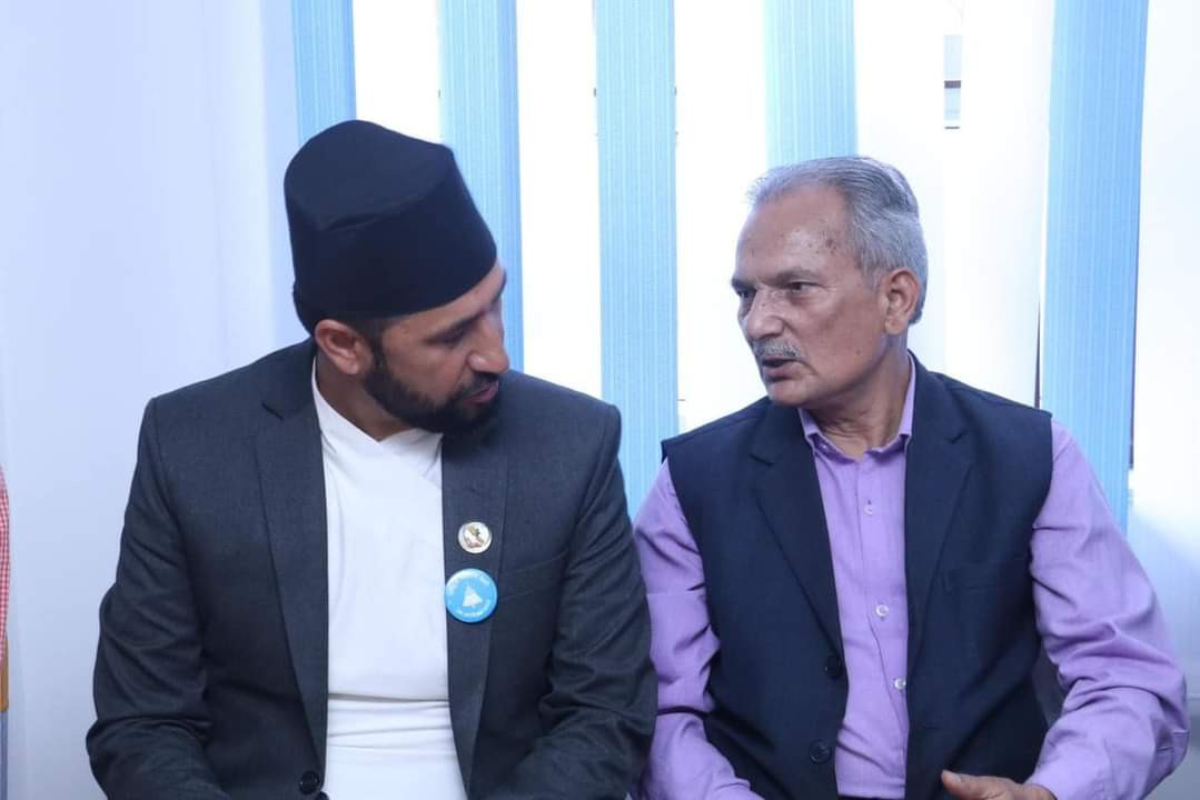 बाबुरामको घन्टीमोह, जो लोकप्रिय भयो उसकै पछि लाग्ने