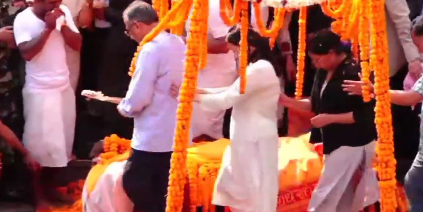 प्रधानमन्त्री प्रचण्डले दिए जीवन संगिनी सीतालाई  दागबत्ती