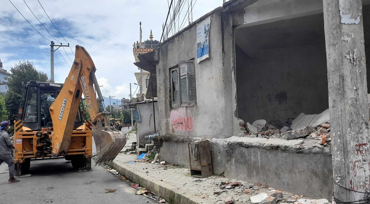 भद्र घलेले कब्जा गरेको सार्वजनिक जग्गामा चल्यो बालेनको डोजर