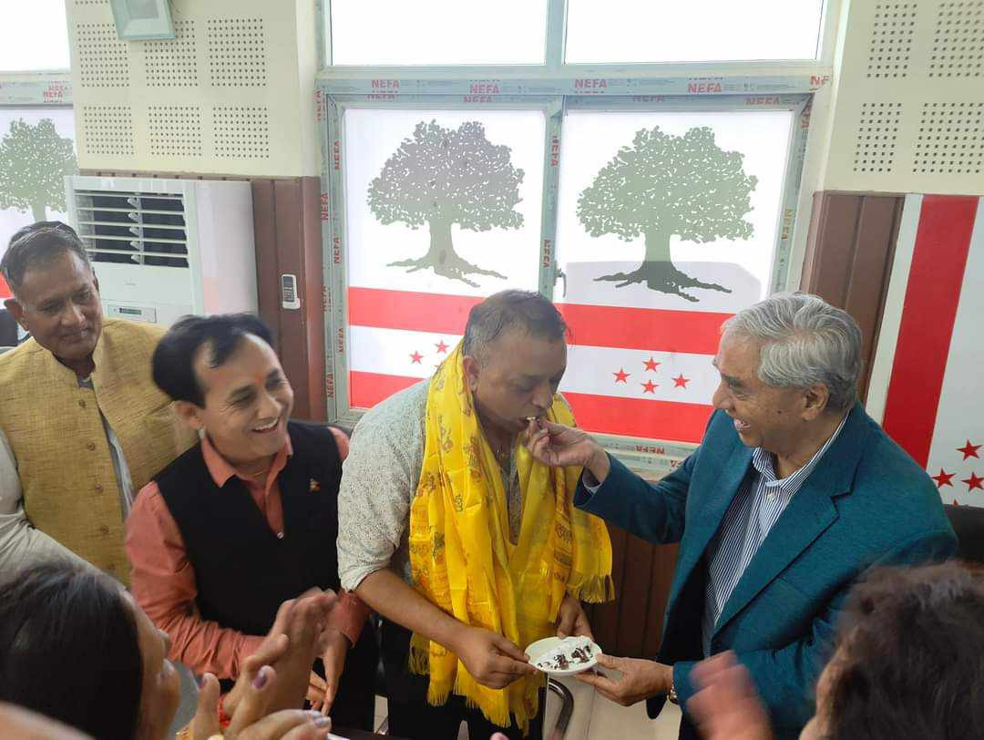 बैठकमै महामन्त्री गगन थापालाई सभापति देउवाले खुवाए बर्थ डे केक