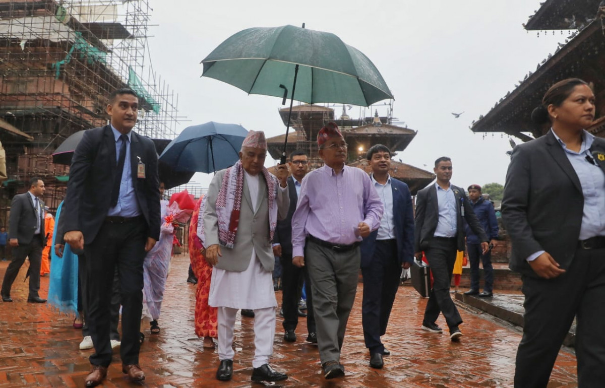बिरामीबाट तंग्रिएका राष्ट्रपति पौडेल पाटन दरबारमा चिरिबाबुलाई छाता ओढाउँदै देखिए