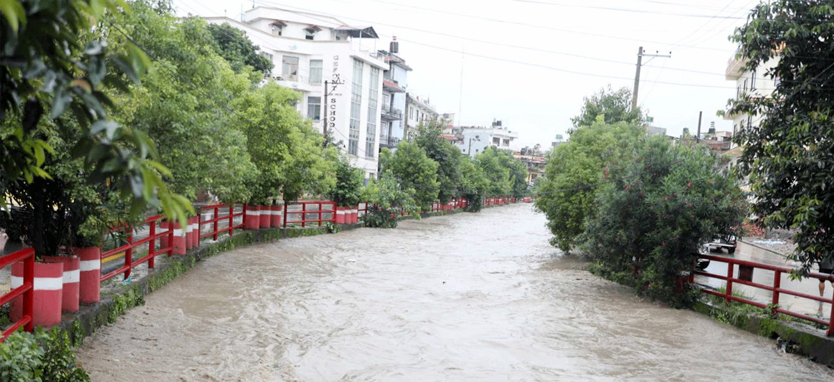 भीषण वर्षाले काठमाडौंका अधिकांश स्थान डुबानमा, राजधानी आउने सबै बाटो बन्द