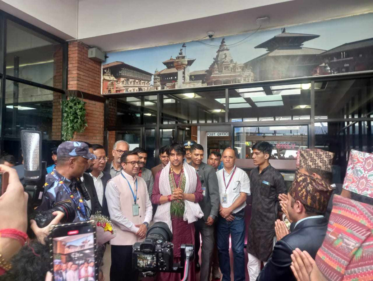 भारतका चर्चित धार्मिक गुरु बागेश्वर बाबा आइपुगे नेपाल, आजै प्रधानमन्त्री भेट्ने