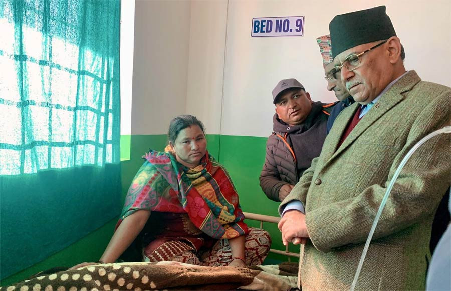 जाजरकोट पुगेर भूकम्पमा परी घाइते भएकाहरुको अवस्था बुझ्दै प्रधानमन्त्री