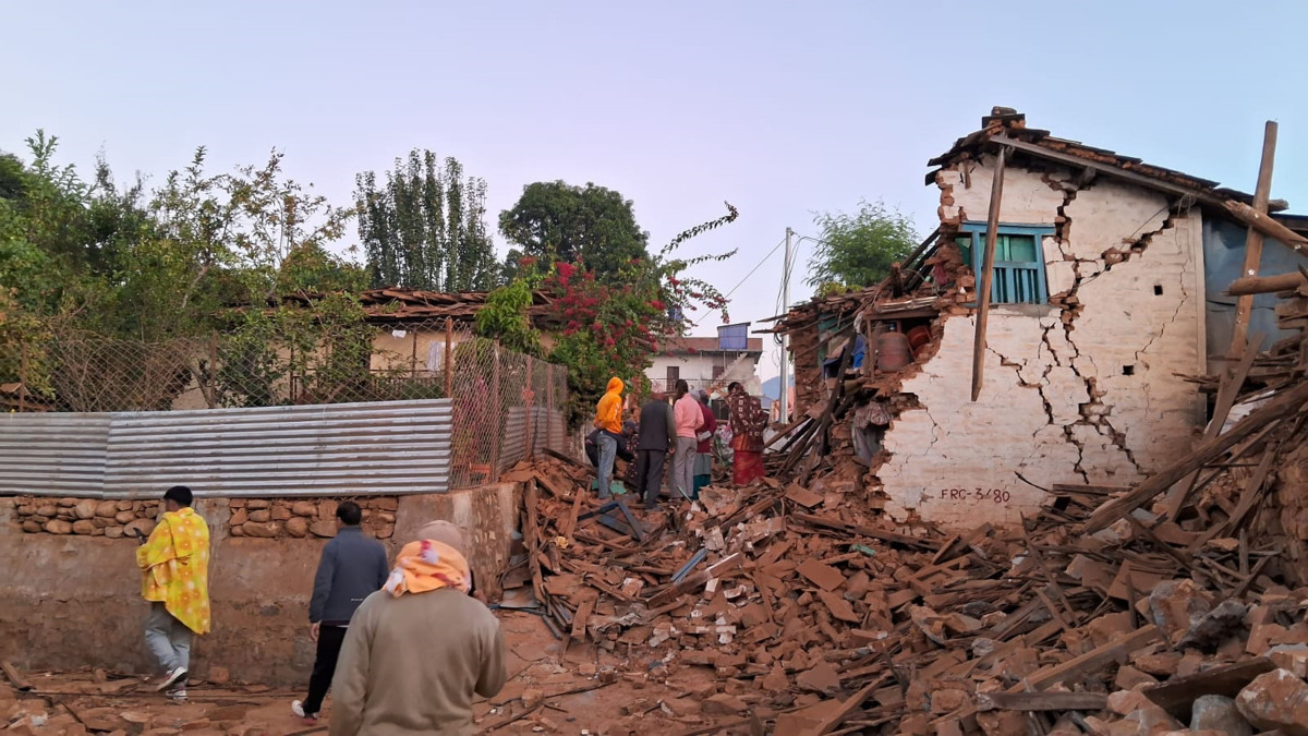 औपचारिक कार्यक्रम छाडेर दलहरू भूकम्पपीडितको राहत र उद्धारमा सक्रिय