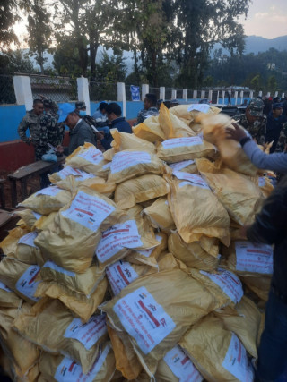 संयुक्त पूर्व सैनिक कल्याणकारी महासंघ नेपालमा आवद्ध भारतीय पूर्व सैनिकहरु दिए  भूकम्प पीडितहरुको लागि आवश्यक सामाग्री