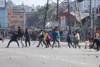 बल्खुमा ढुंगा हानाहान, स्थिति तनावग्रस्त