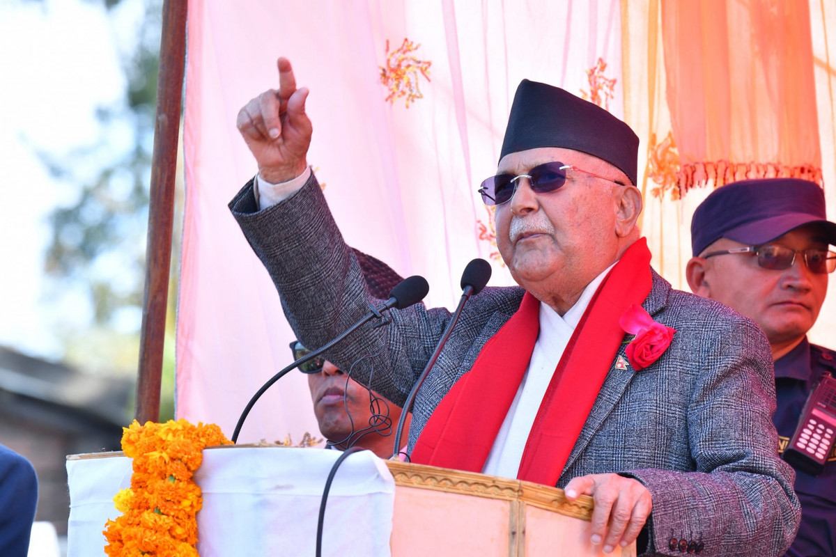 डडेल्धुरा पुगेर ओलीले भने, यो सरकार कसैले ढाल्नुपर्दैन, हल्लिराखेको छ