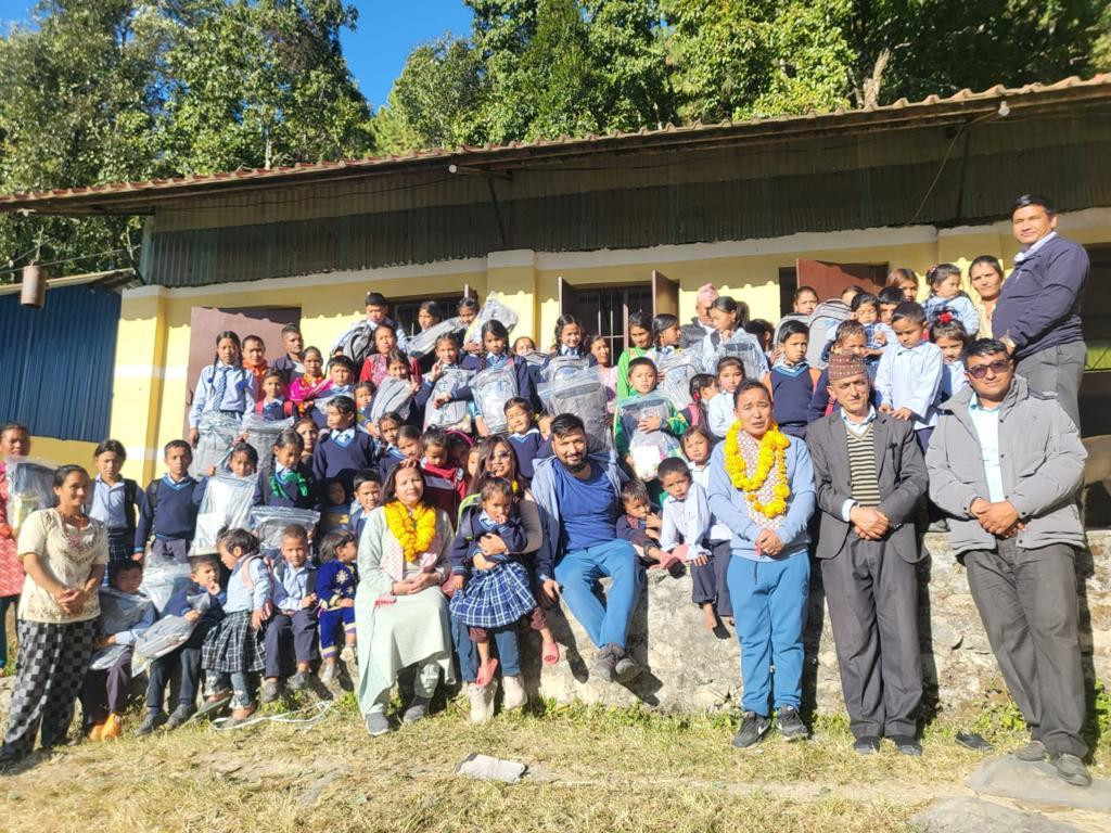 जेम्स ग्रुपले दोलखाका पाँच विद्यालयका विद्यार्थीलाई बाँड्यो सात लाख बराबरको शैक्षिक सामग्री