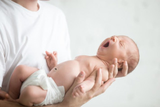 घरेलु कामदारको रूपमा कुवेत गएर फर्केकी नेपाली युवतीले विमानमै जन्माइन् बच्चा