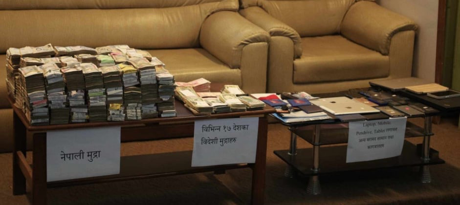 रामबहादुर बम्जनकाे घरमा भेटिएकाे नेपाली र विदेशी पैसाकाे थुप्राे