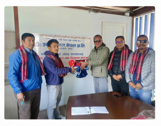 बक्सिङ खेलाडीलाई खेलकुद सामाग्री सहयोग