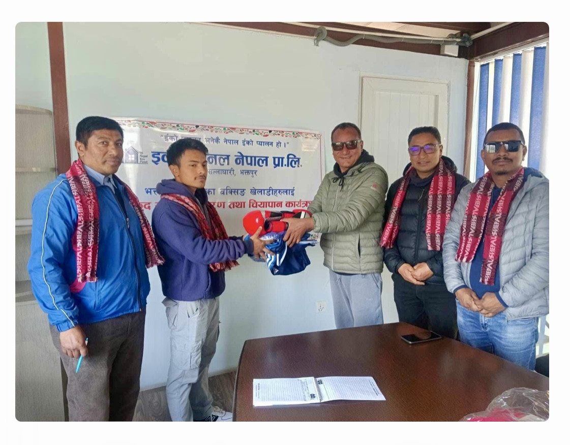 बक्सिङ खेलाडीलाई खेलकुद सामाग्री सहयोग