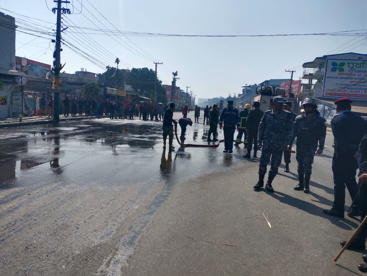 विराटनगरमा ट्रकको ठक्करबाट मोटरसाइकल चालकको मृत्यु, स्थानीयले लगाए ट्रकमा आगो