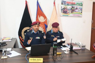 डीआईजी पोखरेल एक्सनमा : व्यापारी ठग्ने दुई प्रहरी खाेरमा, ३१ थान मोबाइल बरामद