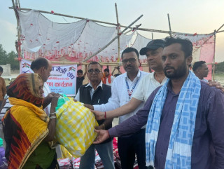 नेपाल भारत मैत्री संघले दियो जरलहवा बस्तीमा आगलागी भएका पिडितलाई राहत सामग्री