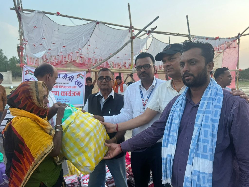 नेपाल भारत मैत्री संघले दियो जरलहवा बस्तीमा आगलागी भएका पिडितलाई राहत सामग्री