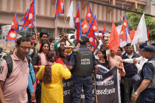 भन्सार बिभागमा आम जनता पार्टीको धर्नामा प्रहरी हस्तक्षेप, दर्जनौं हिरासतमा