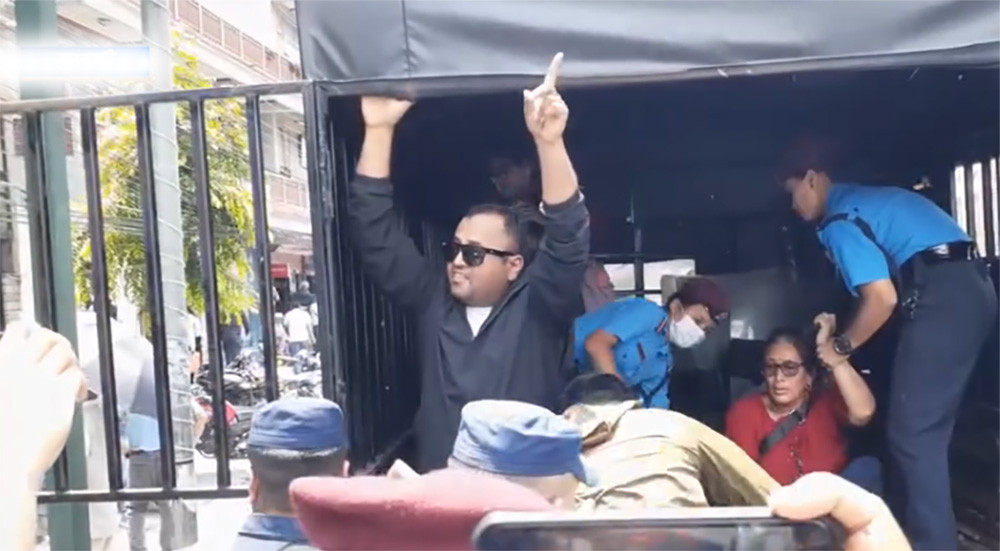 पोखरामा प्रधानमन्त्रीलाई कालोझण्डा !