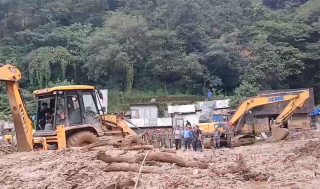 झ्याप्ले खोलामा अर्को बस पुरिएको अवस्थामा भेटियो