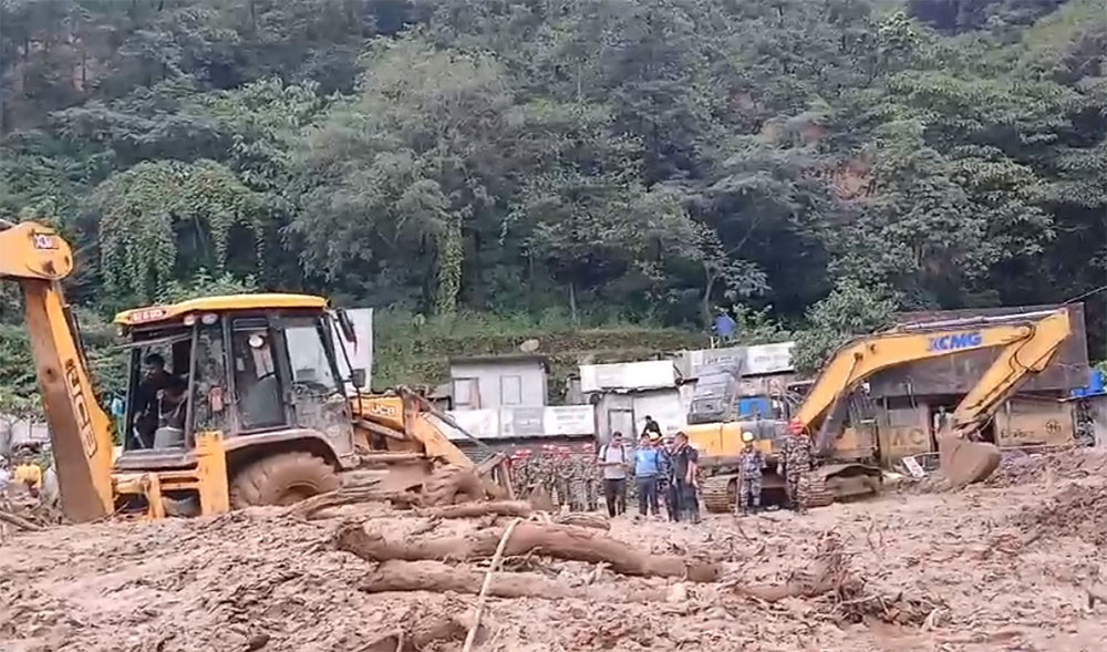 झ्याप्ले खोलामा अर्को बस पुरिएको अवस्थामा भेटियो