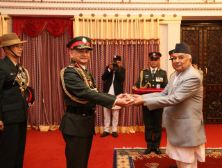 राष्ट्रपतिद्वारा भारतीय सेनाध्यक्षलाई मानार्थ महारथीको दर्ज्यानी चिन्ह प्रदान (तस्बिर)