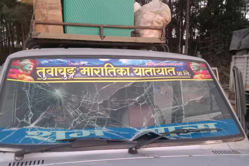 पात्लेखेतमा  टाटा सुमो  तोडफोड