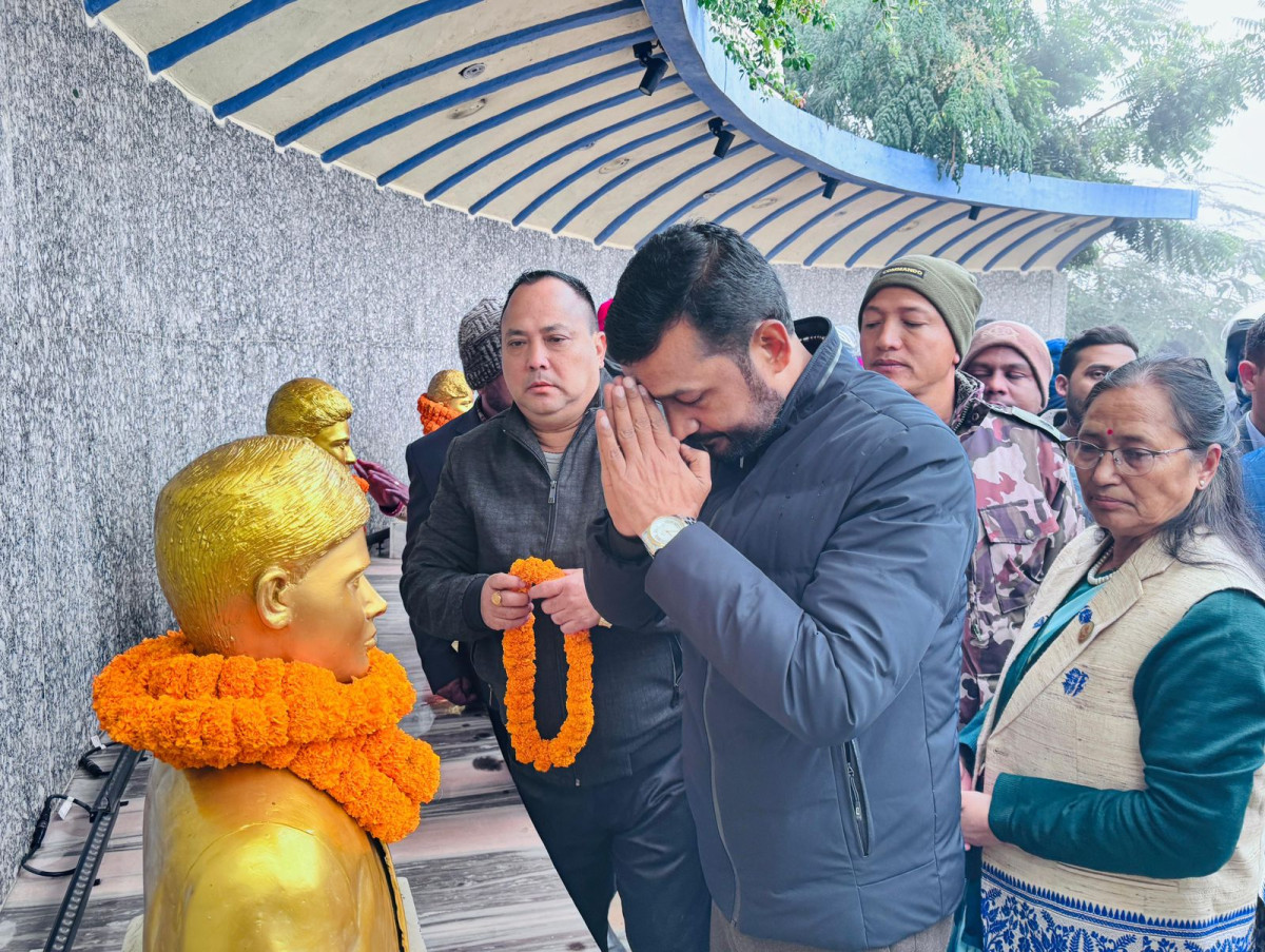 मधेश आन्दोलनका सहिदको सालिकमा मन्त्री यादवद्धारा माल्यार्पण