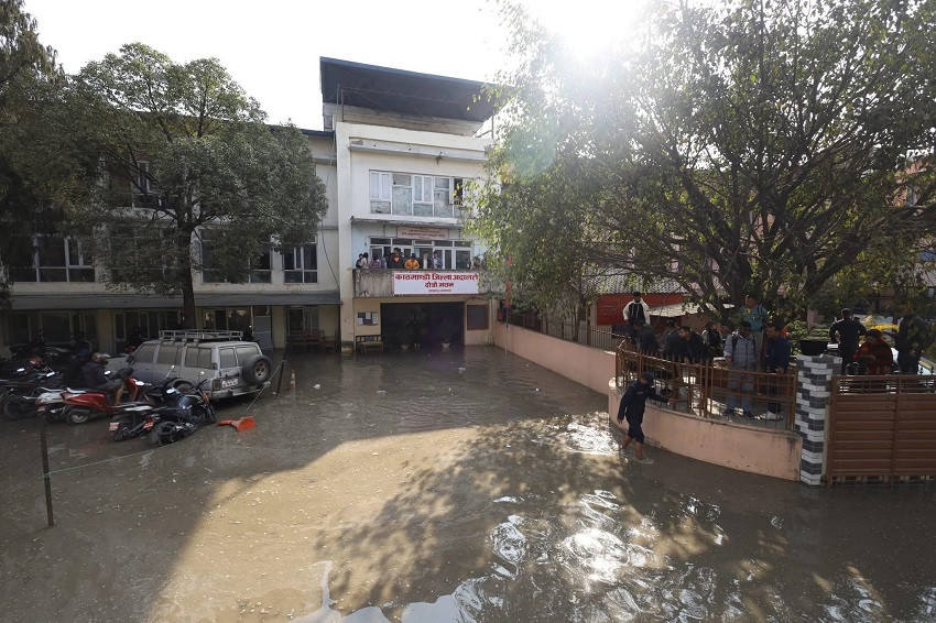 मेलम्चीको पाइप फुटेपछि  बबरमहल जलमग्न