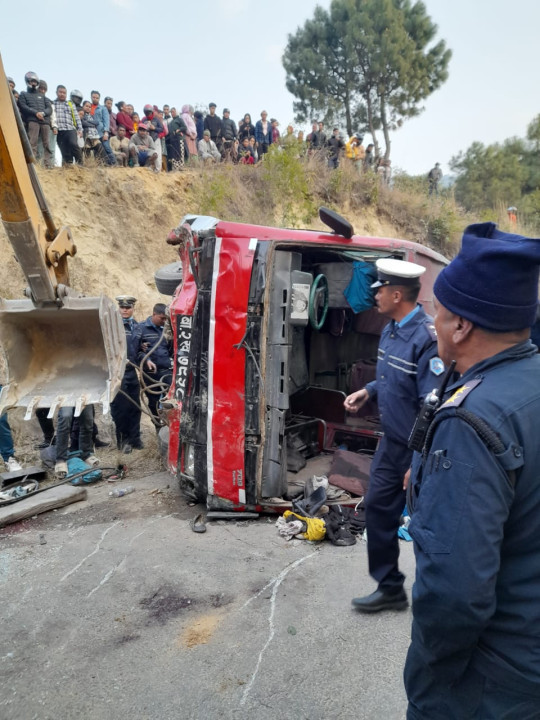 विद्यार्थी बोकेको बस दुर्घटना हुँदा ३ जनाको मृत्यु
