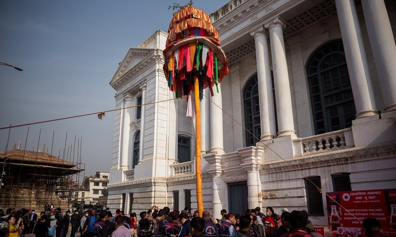 वसन्तपुरमा चीर ठड्याएसँगै यसवर्षको होली पर्व शुरू