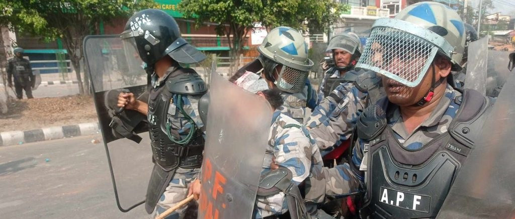 राजावादीको पर्दशन : महिला सशस्त्र प्रहरीको टाउको फुट्यो