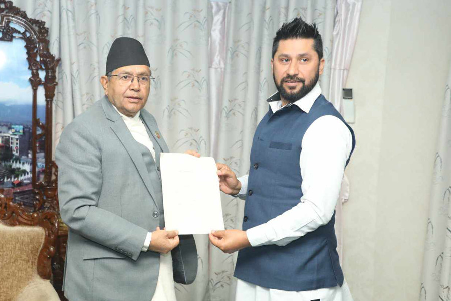 रास्वपा सभापति रवि सभामुख भेट्न सिंहदरबार जाँदै
