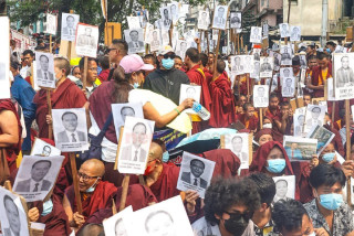 कुलमानलाई कार्यकारी राष्ट्रपति बनाउ भन्दै सडकमा उत्रिएए जनता